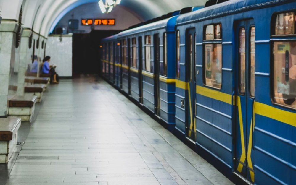 У Києві дівчина стрибнула на колії метро і йшла назустріч поїзду (ФОТО)