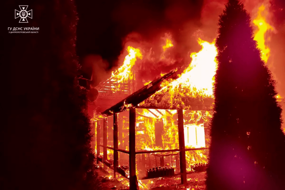 Полум’я перекинулося на дах житлового будинку: масштабна пожежа у Павлограді (ФОТО)