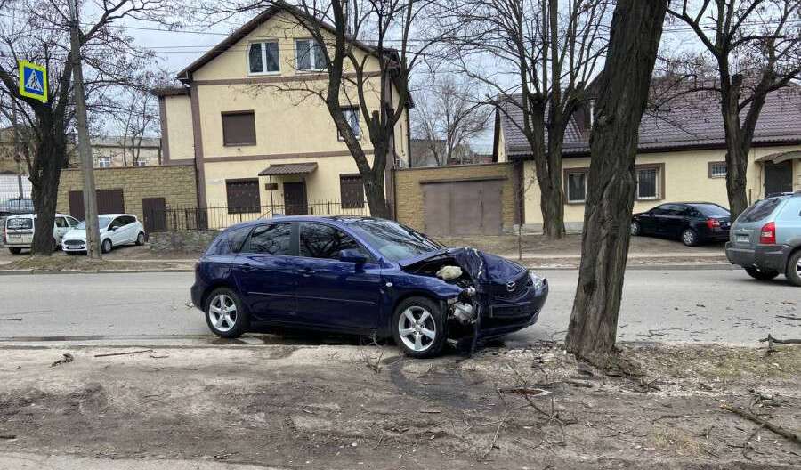 У Дніпрі Mazda влетіла у дерево: постраждала водійка (ФОТО)