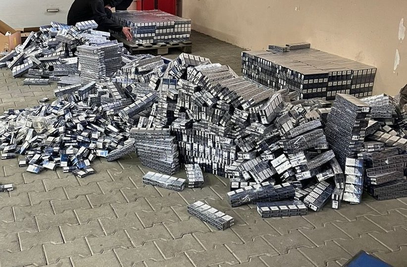 На Буковині прикордонники дістали 200 ящиків сигарет із цистерни з-під олії (ВІДЕО)