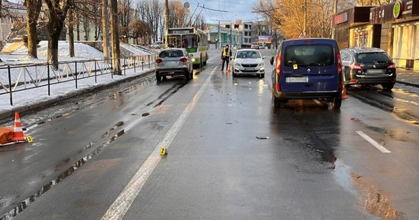 Водій Renault збив двох пенсіонерок на пішохідному переході в Хмельницькому