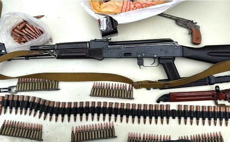 Арсенал зброї, гроші та наркотики: поліція викрила наркоторговців на Фастівщині (ФОТО)