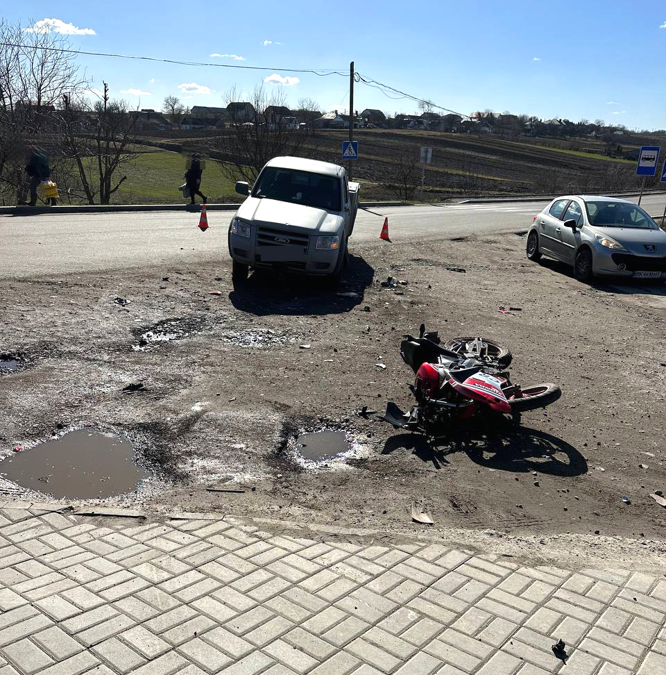 На Рівненщині позашляховик під час повороту збив молодого мотоцикліста (ФОТО)