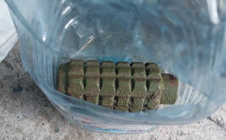 Сховали у пластиковому бутлі: у Броварах на вулиці знайшли гранату