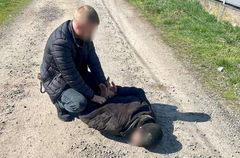На Закарпатті поліцейські затримали селянина, який намагався продати гранати та набої (ФОТО)