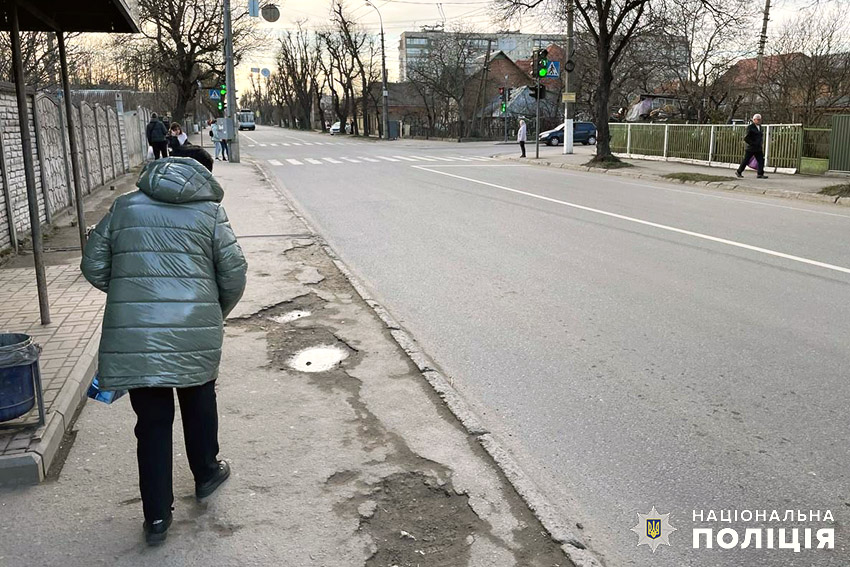 У Хмельницькому літня жінка на зупинці випала з маршрутного автобусу