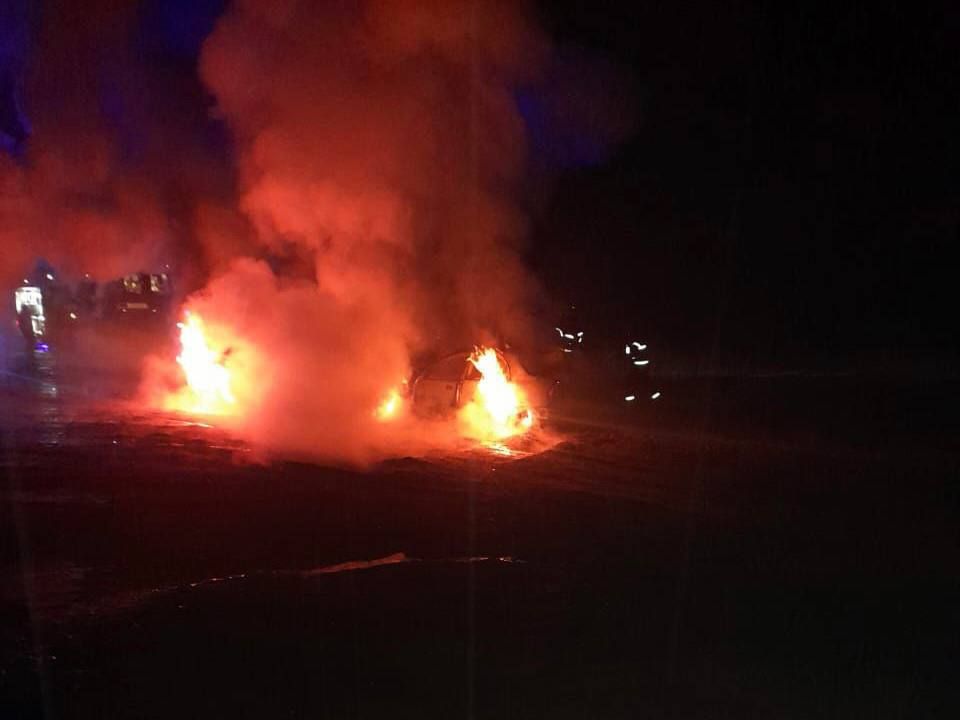 На Київщині внаслідок лобового зіткнення загорілися два автомобілі: постраждав хлопчик (ФОТО)
