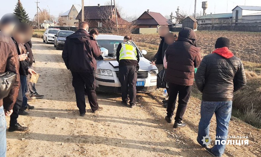 Поліцейські Буковини затримали 16-річного наркодилера із сусідньої області (ФОТО)