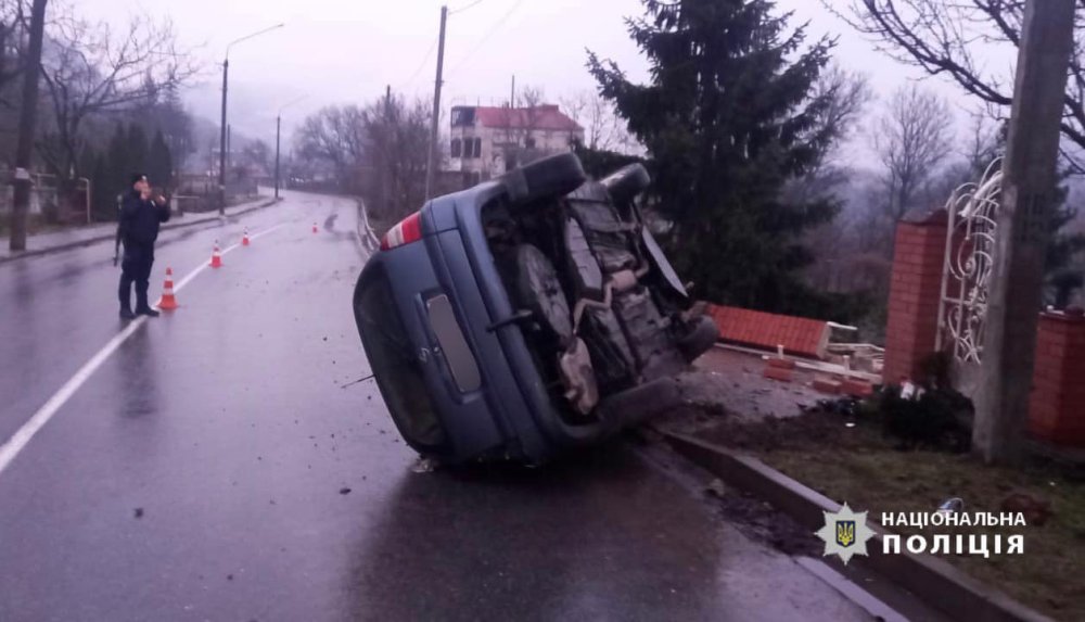 На Вінниччині 19-річний водій вчинив ДТП та потрапив до лікарні разом із пасажиром