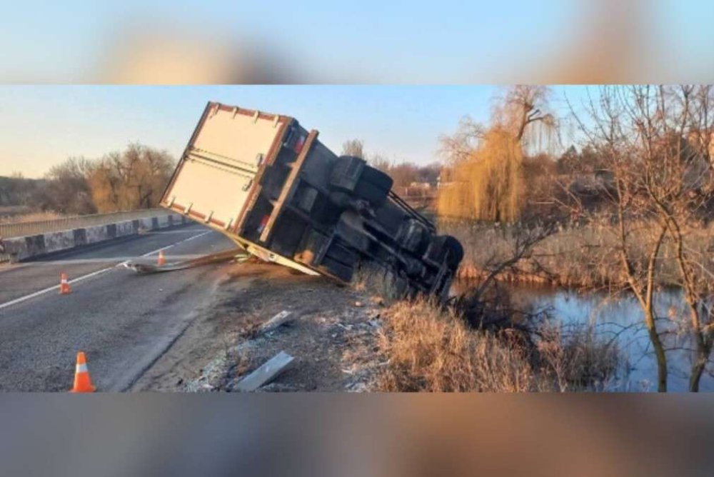 У Дніпропетровській області вантажівка врізалася у відбійник і перекинулася: загинув водій