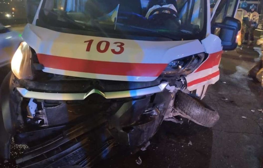 У Кривому Розі п'яний водій протаранив карету «швидкої»: постраждали медики (ФОТО)