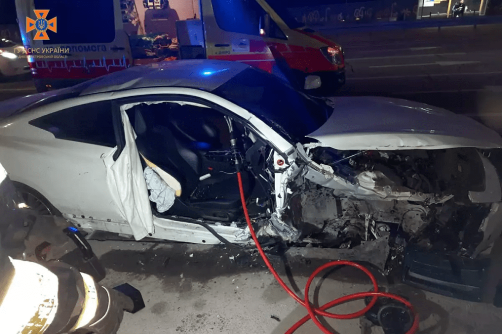 У Дніпрі зіткнулися «Infiniti» та «BMW»: постраждала дівчина (ФОТО)