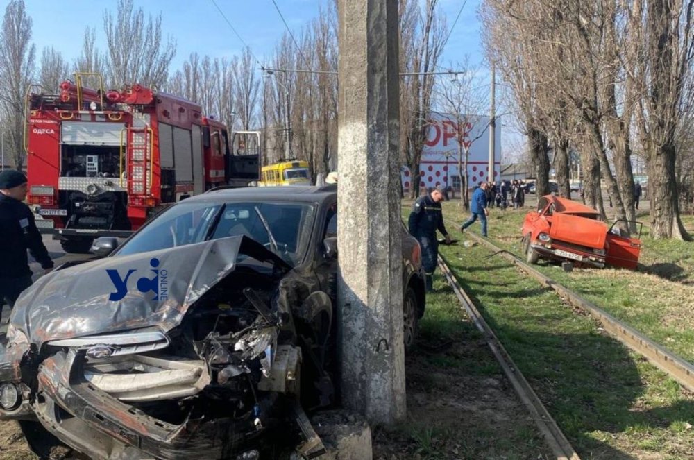 Дві автівки вщент: незвична подвійна ДТП в Одесі (ФОТО)