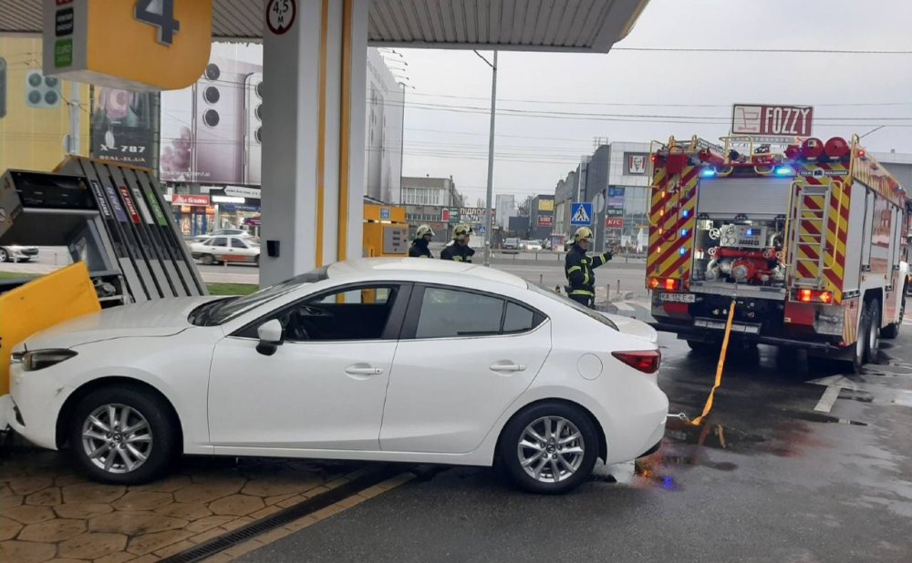 У столиці Hyundai зніс бензоколонку (ФОТО)