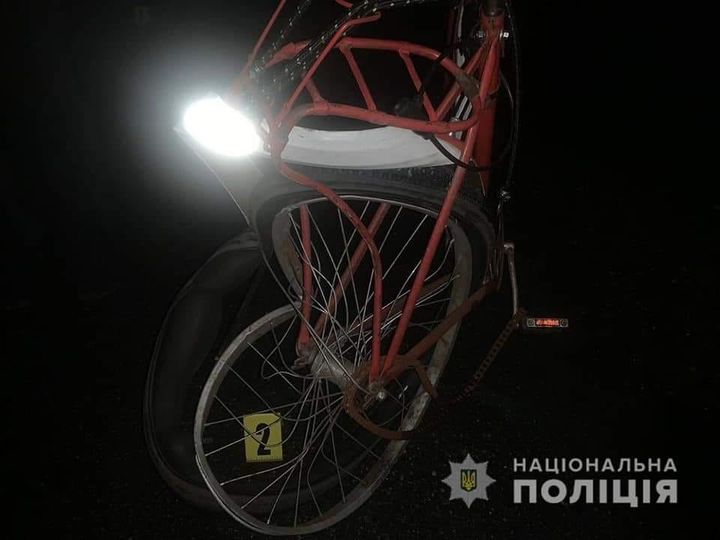 На Хмельниччині водій «Skoda Octavia» збив велосипедиста на трасі та поїхав далі
