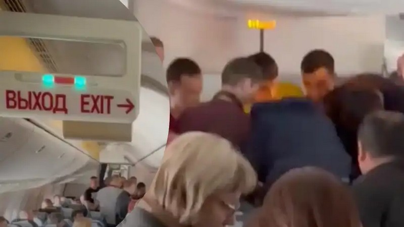 Росіянина побили за спробу відкрити двері літака під час польоту