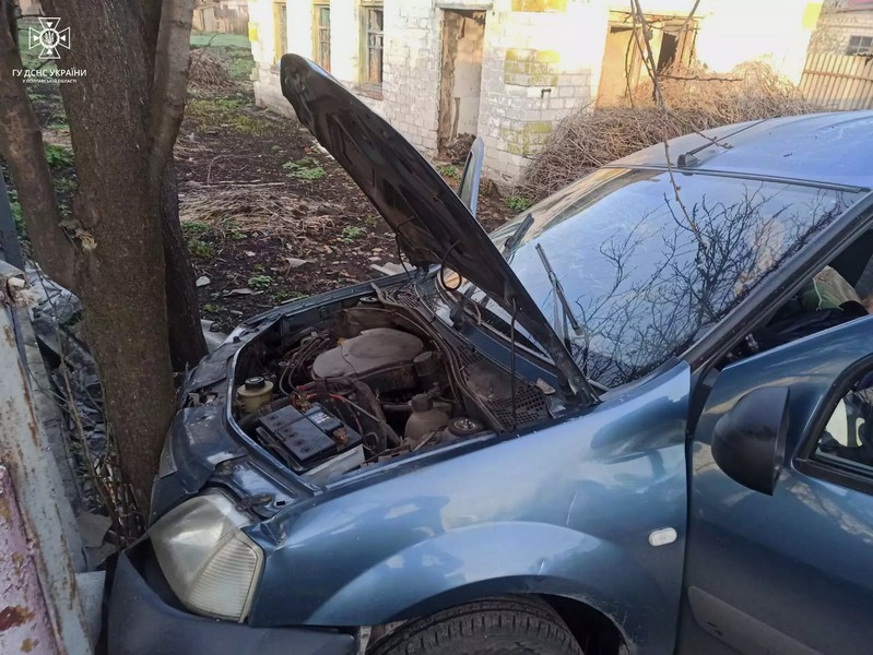 На Полтавщині легковик влетів в огорожу будинку, водій не вижив (ФОТО)