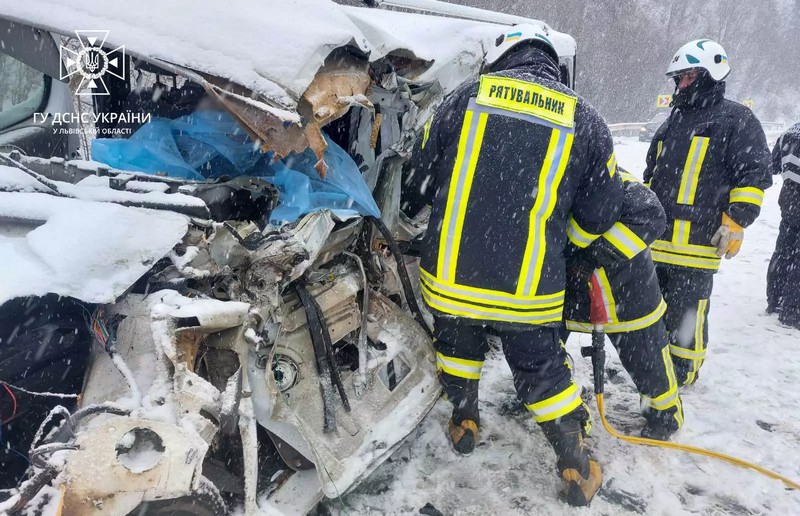 На Львівщині рятувальники вивільнили з розбитої автівки тіло загиблого водія (ФОТО)