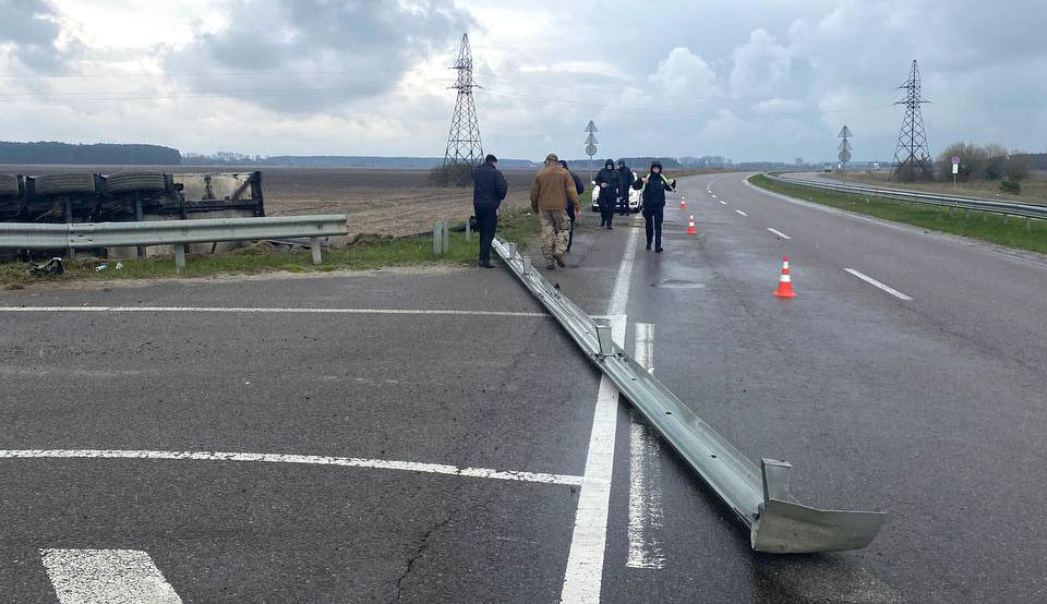 На Рівненщині вантажівка перекинулася з траси в кювет, водія знайдено мертвим (ФОТО)