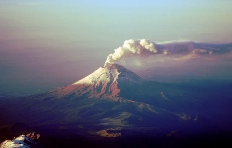 Стовп диму на сім кілометрів: у Мексиці прокинувся небезпечний вулкан Попокатепетль (ВІДЕО)