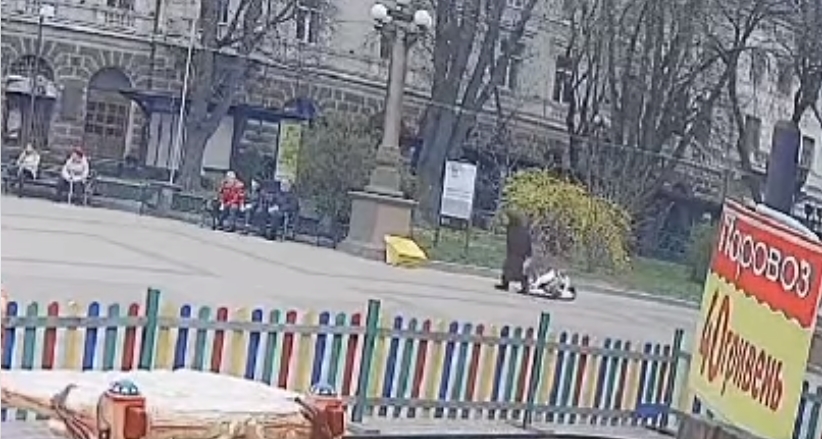 У центрі Тернополя хлопчик на дитячій машинці збив літню жінку (ВІДЕО)
