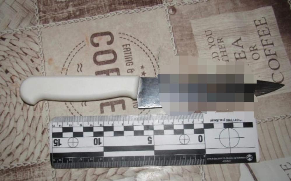 У Києві жінка вдарила коханого ножем у живіт та втекла