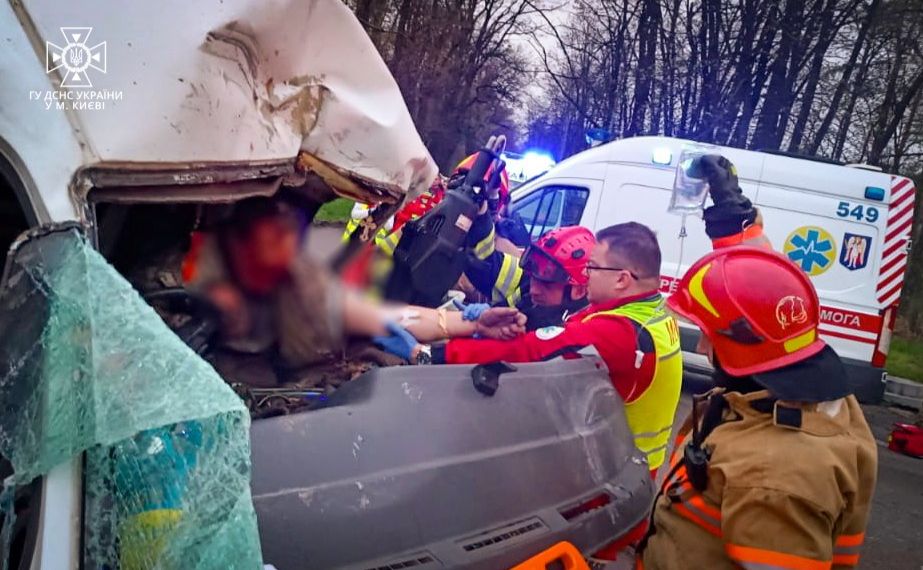 ДТП у Києві: Водія і чотирьох пасажирів діставали за допомогою спецінструменту (ФОТО)