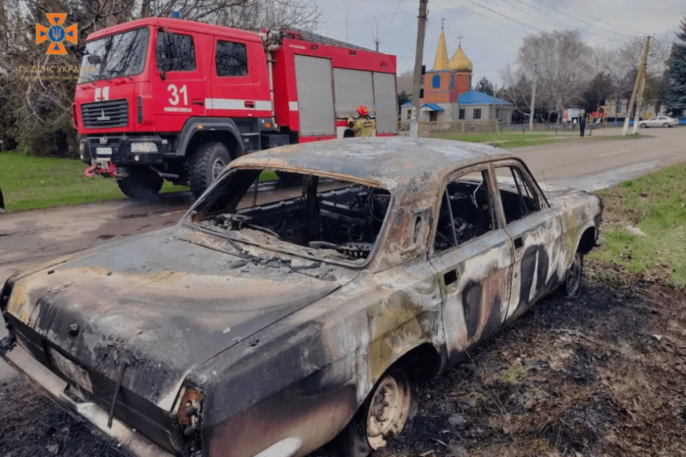 У Дніпропетровській області загорівся припаркований автомобіль (ФОТО)