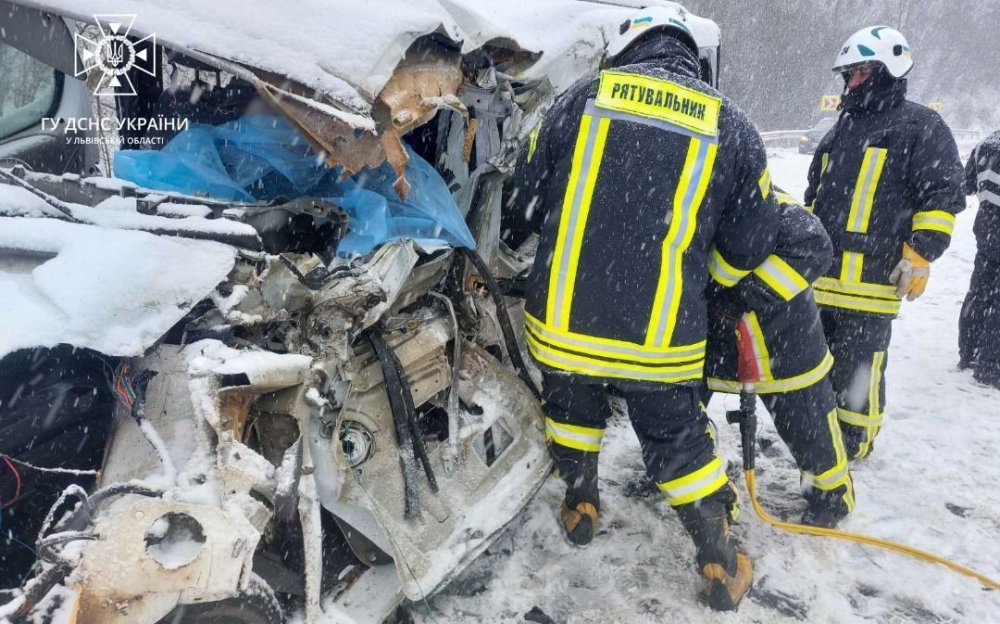 Сніговий шторм утворив пастки на дорогах на заході, поліція та рятувальники допомагають витягати авто (ВІДЕО)