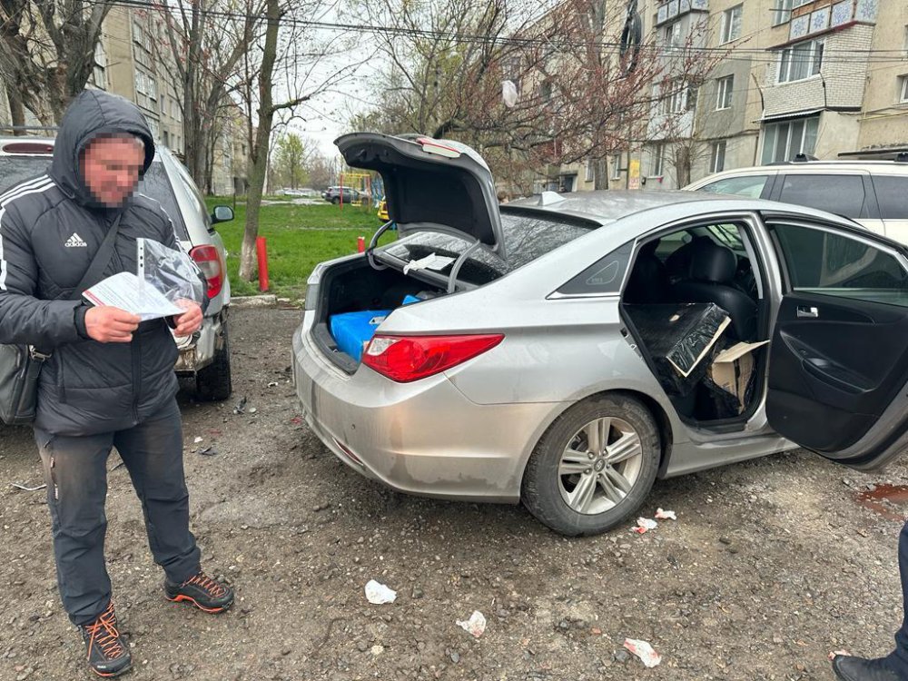 У Болграді водій, який віз контрафактні цигарки, тікав від поліції та втрапив у ДТП (ФОТО)