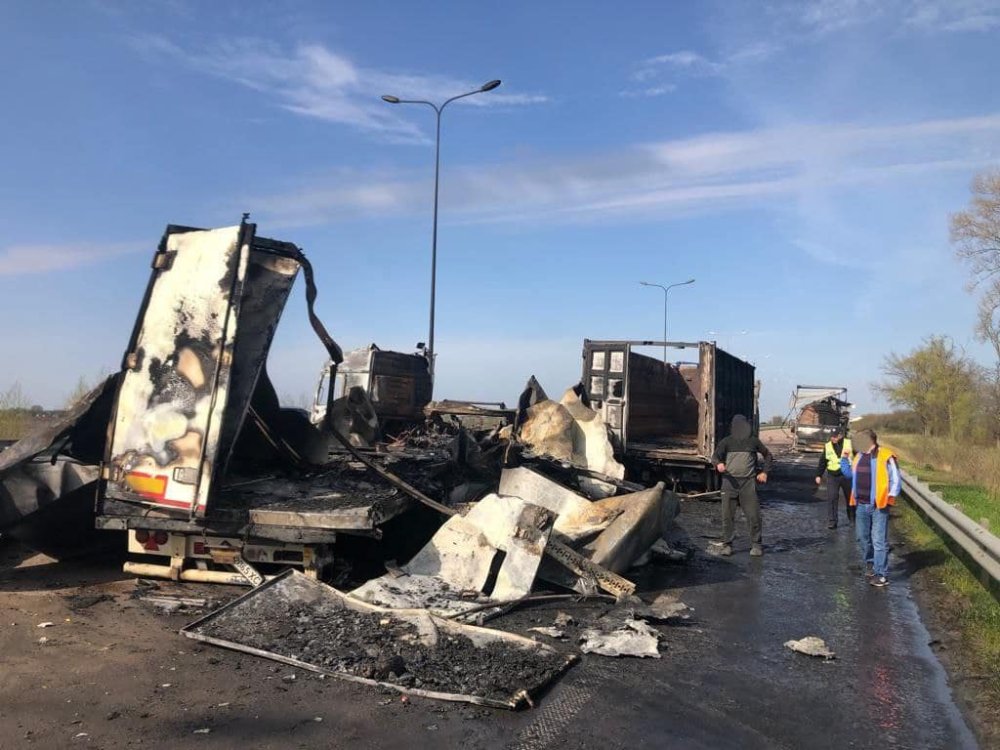 Під Києвом зіткнулися та спалахнули три вантажівки, є загиблі (ФОТО)