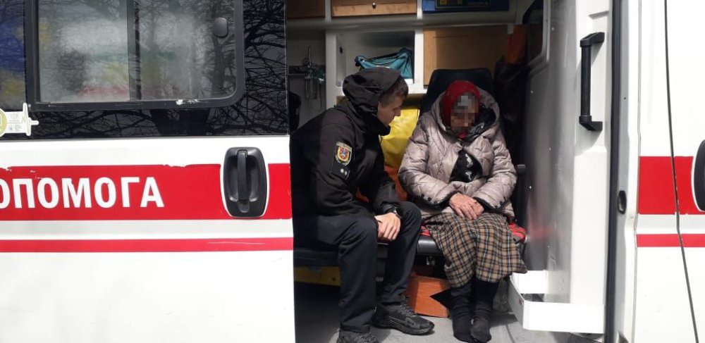 На Одещині поліцейські знайшли та врятували пенсіонерку, яка кілька днів пролежала у лісосмузі (ФОТО)