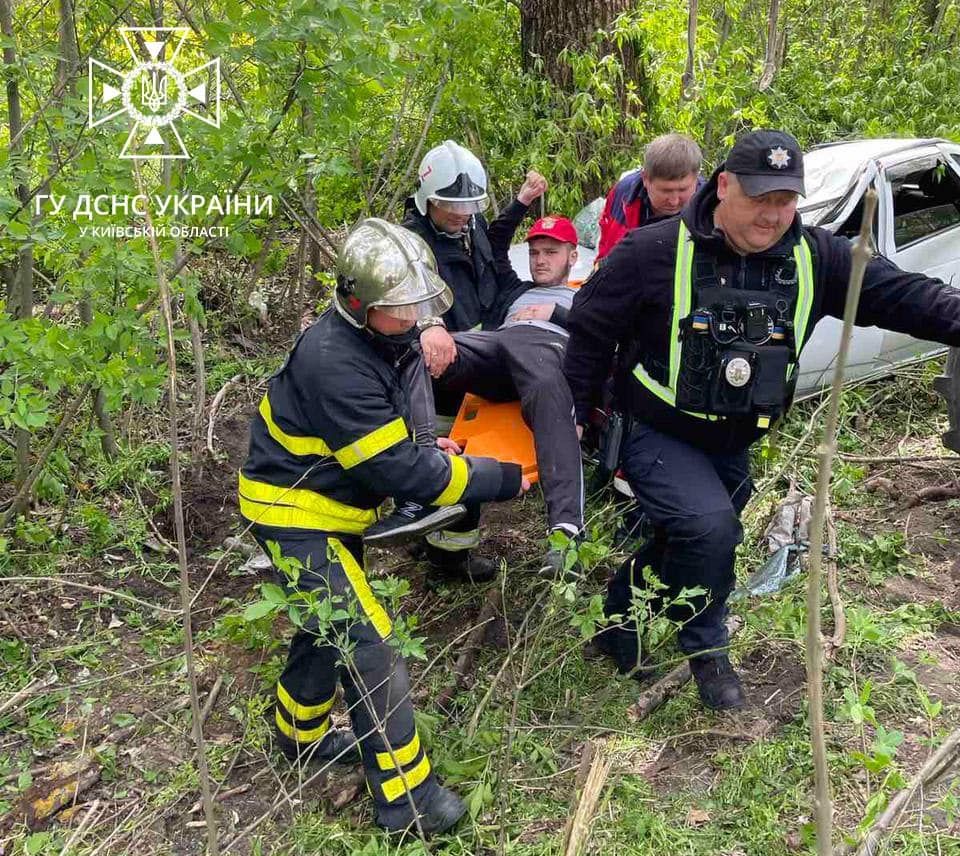 Вилетіли у кювет: На Київщині рятувальники деблоковували двох юнаків з понівеченої автівки (ФОТО)