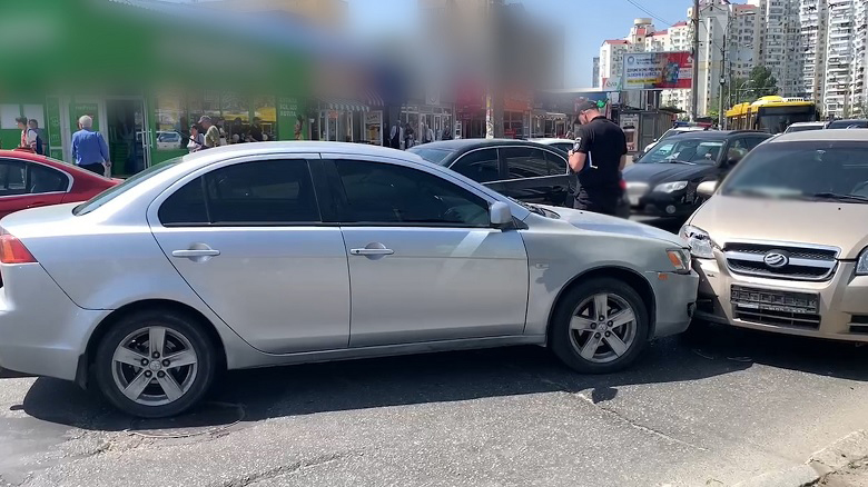 Вдарив водія та забрав його автомобіль: У Києві затримано злочинця (ВІДЕО)