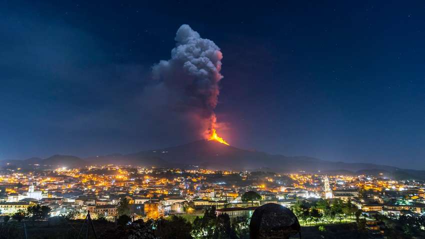 У Європі продовжується виверження вулкана Етна: популярний курорт засипало попелом