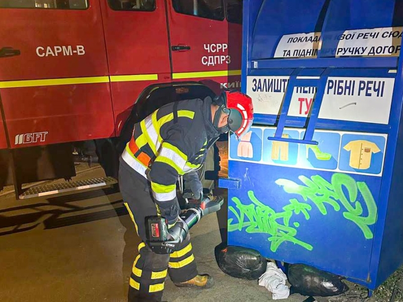 У Києві рятувальникам довелось визволяти підлітка з металевого контейнера для збору одягу (ФОТО)