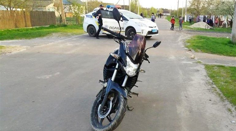 На Чортківщині мотоцикліст збив дитину та втік з місця події