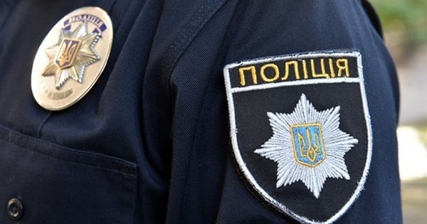 Двоє жителів Тернопільщини підозрюються у незаконному зберіганні зброї та побитті поліцейського