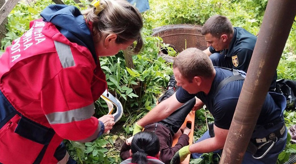 На Буковині рятувальники витягли дитину із каналізаційного колодязя (ФОТО)