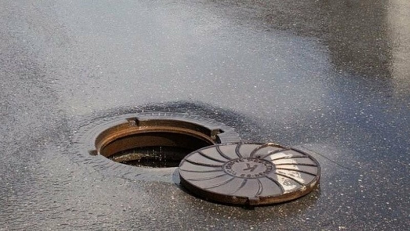 У Луцьку жінка впала у каналізаційний люк, поки билась з комунальниками (ВІДЕО)