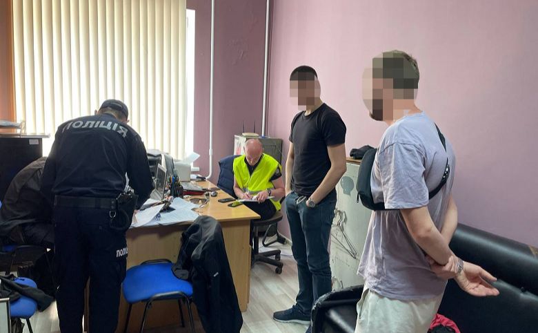 Чоловіків, які знімали роботу ППО у Києві, знайшли та передали СБУ