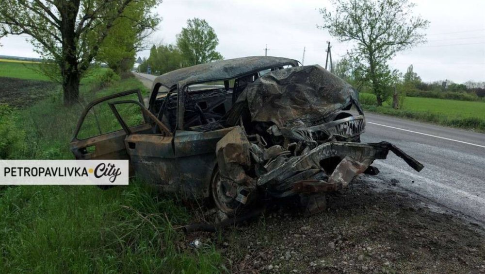 Потрійне ДТП у Дніпропетровській області: водія "Волги" дістали з палаючого автомобіля (ФОТО)