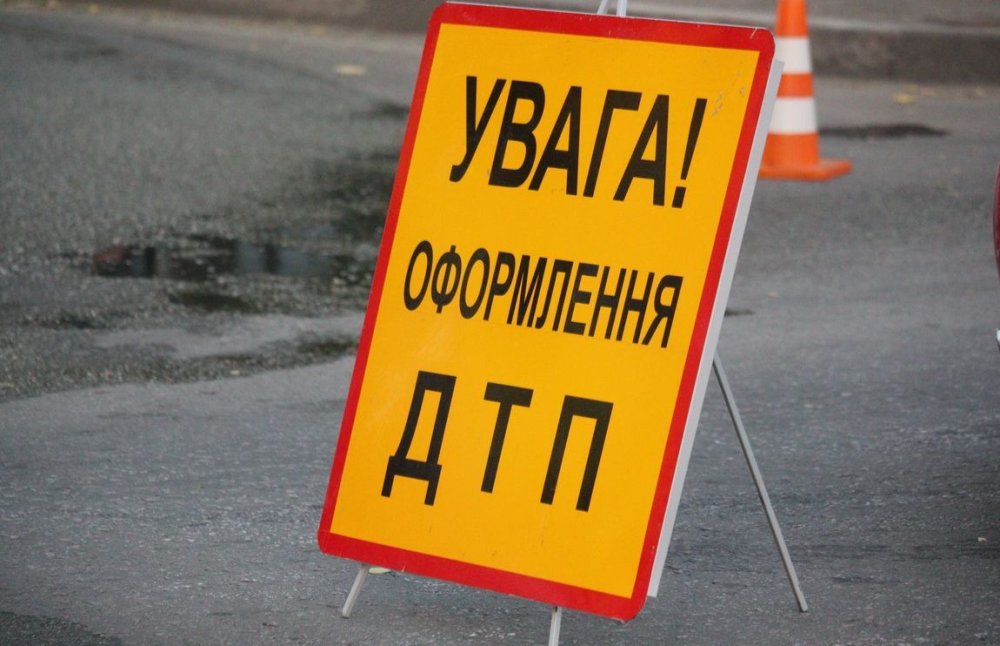 На Київщині п’яний водій на «Жигулях» врізався в стовп і перевернувся (ФОТО)