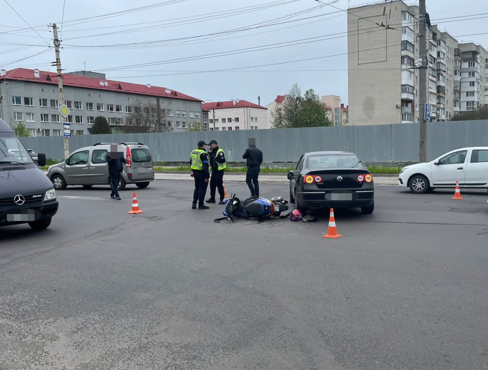 У Луцьку легковик під час ДТП збив чоловіка на скутері (ФОТО)