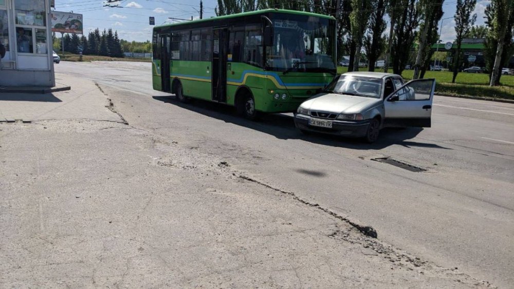 У Черкасах не розминулись маршрутка і легковик: постраждала кондукторка