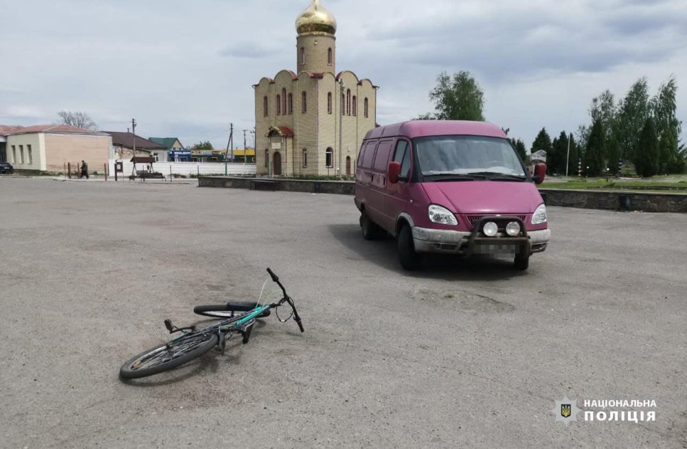 На Черкащині мікроавтобус на тротуарі збив дитину на велосипеді (ФОТО)
