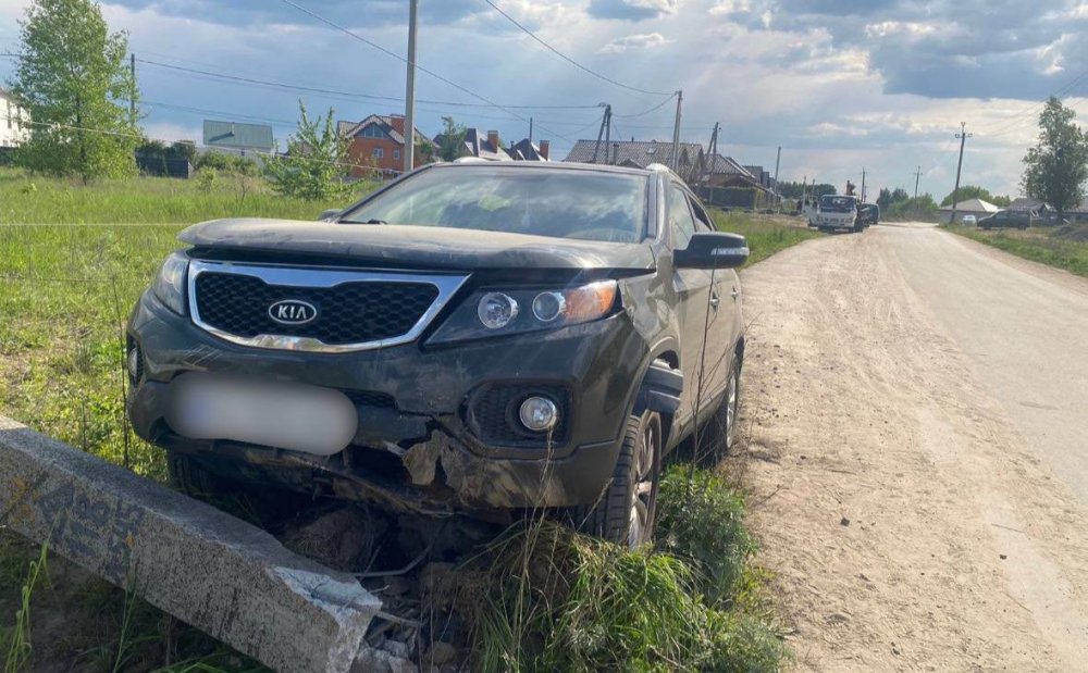 Виїхав з дороги та зіштовхнувся зі стовпом: На Київщині водієві стало зле за кермом (ФОТО)