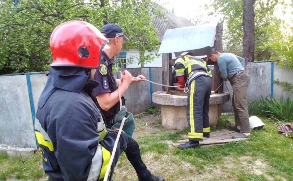 Впав у колодязь глибиною 20 метрів: рятувальники встигли витягти живим мешканця Київщини (ФОТО)
