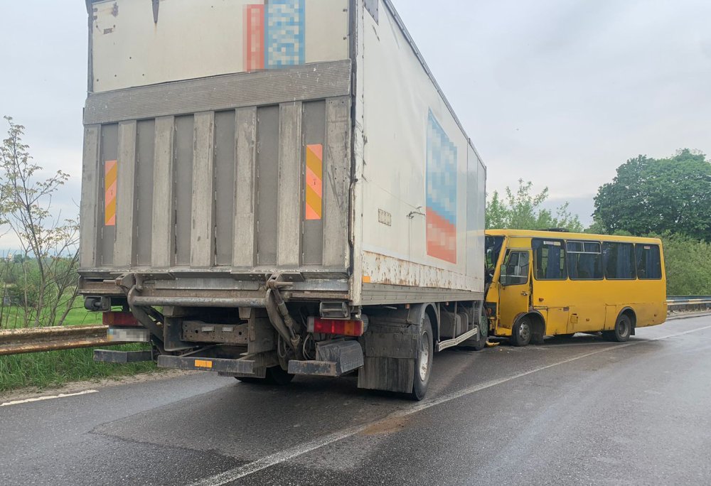 На Львівщині внаслідок зіткнення маршрутки та вантажівки постраждали 10 людей (ФОТО)