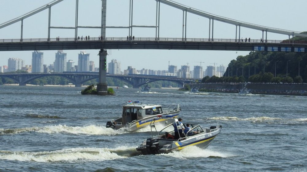 На річках та озерах Києва заборонили рух всіх водних видів транспорту